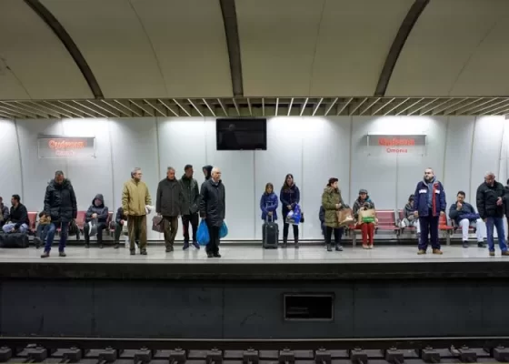 Mọi người đang chờ đợi tại ga tàu điện ngầm Athens